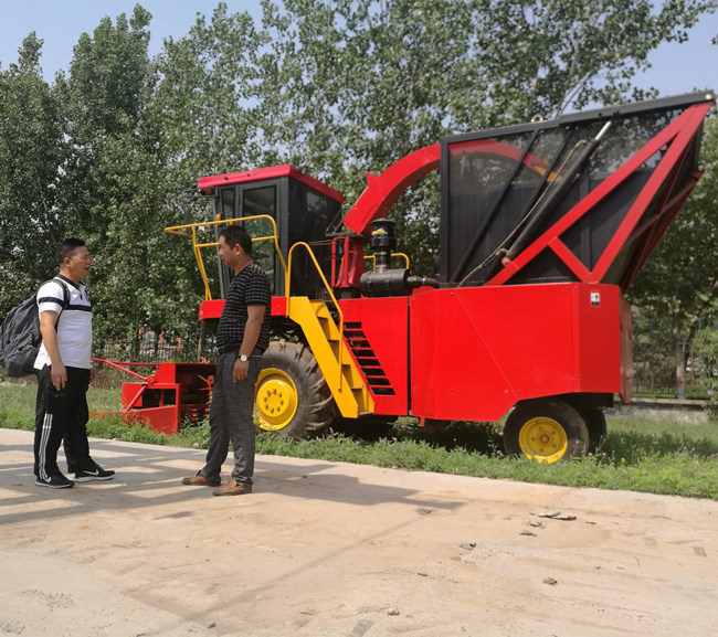 廣東客戶到場參觀訂購青儲機(jī)